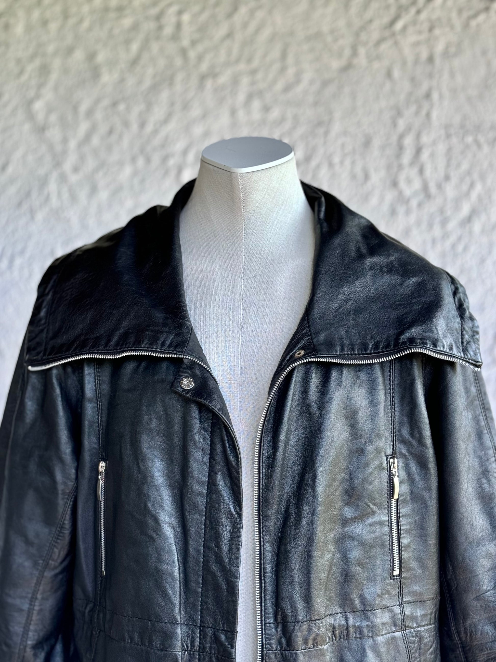 Y2K black leather coat • Saki